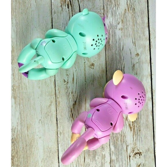 WowWee Fingerlings Interactive Clara Sloth & Savannah Monkey - Picture 2 of 9
